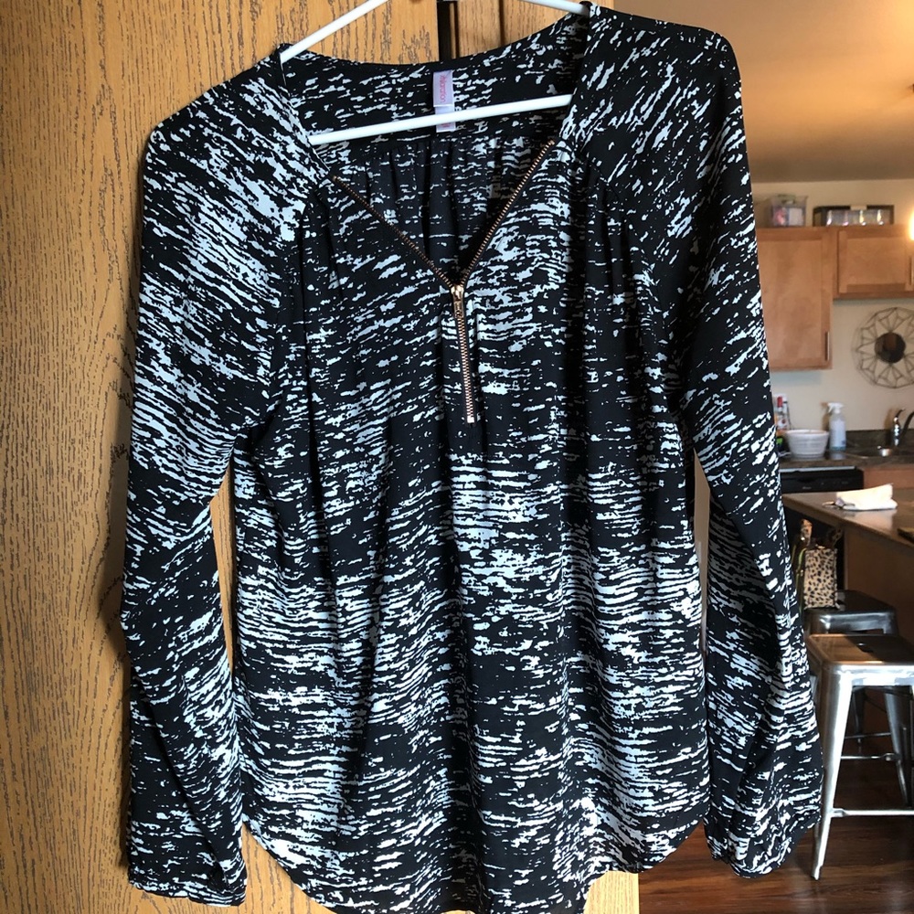 Black and White Blouse with zipper